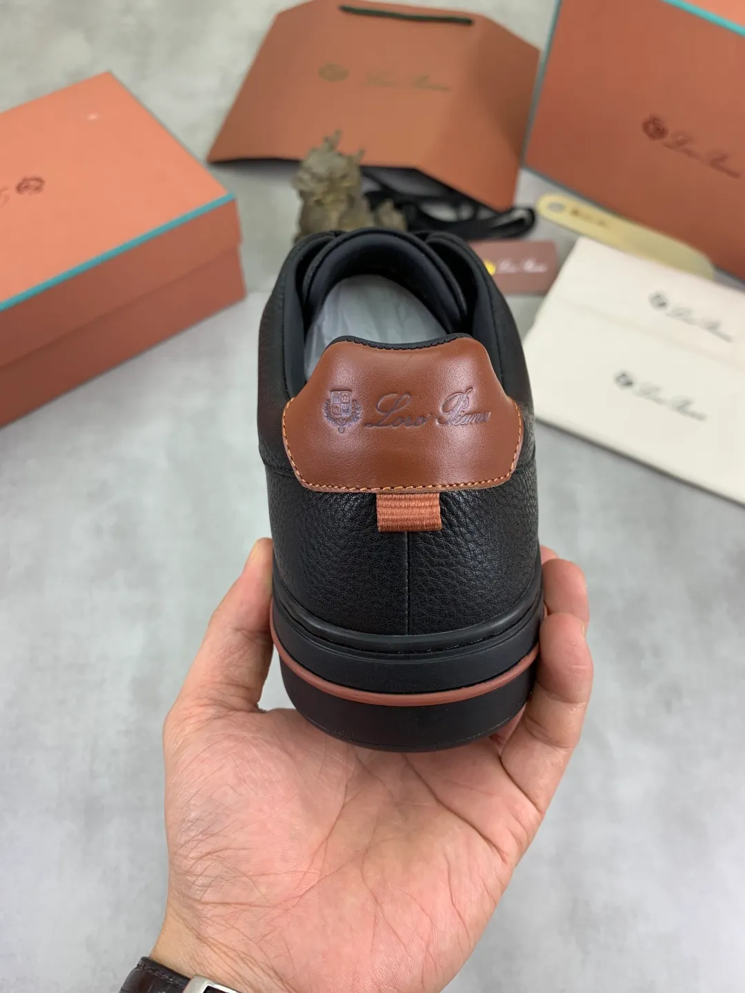 Men's men's shoes 💰P560 New style 💰High quality The latest casual shoes Loro Piana 💯Top grade💯Buy the original copy💯 Founded the existing Loro Piana company on April 24, 1924. It is now the sixth generation of family business, providing top quality products to customers who are discerning in taste and quality. Imported original fly woven fabric with cowhide fabric, plain calfskin lining. Hand-sewn thread with cowhide feet. Original packaging. Number of yards: 38-44 (customized for 45 and 46). 2️⃣ colors available.
